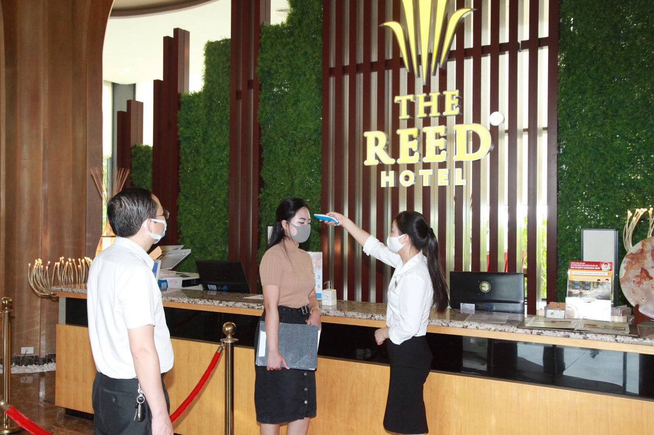 Du khách được đo thân nhiệt tại khách sạn The Reed